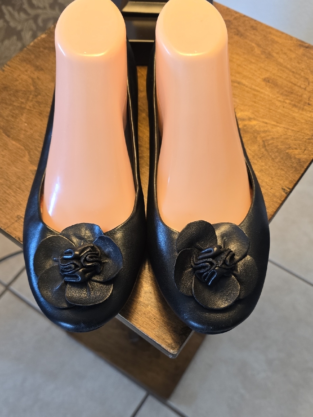Born Black Leather Sz 9.5 M Flower-Accent Ballet Flats